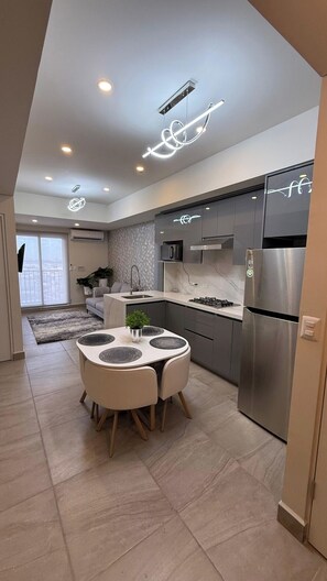 Een koelkast, een microgolfoven, een kookplaat