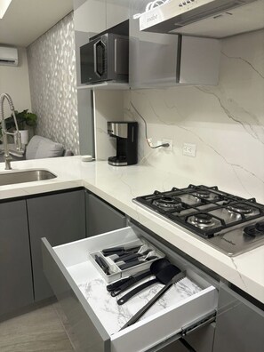 Een koelkast, een microgolfoven, een kookplaat