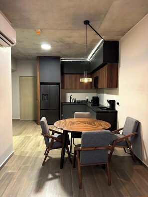 Een koelkast, een microgolfoven, een kookplaat