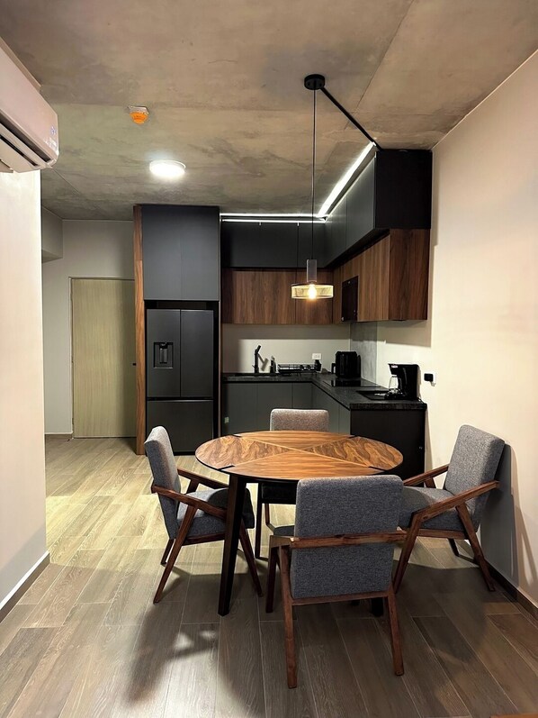 ثلاجة، ميكروويف، موقد طهي مسطح، ماكينة لصنع القهوة/الشاي