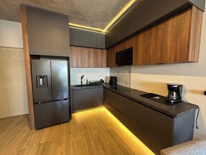 ثلاجة، ميكروويف، موقد طهي مسطح، ماكينة لصنع القهوة/الشاي