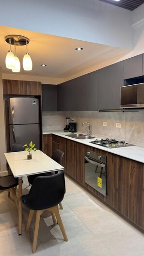 Réfrigérateur, micro-ondes, four, plaque de cuisson