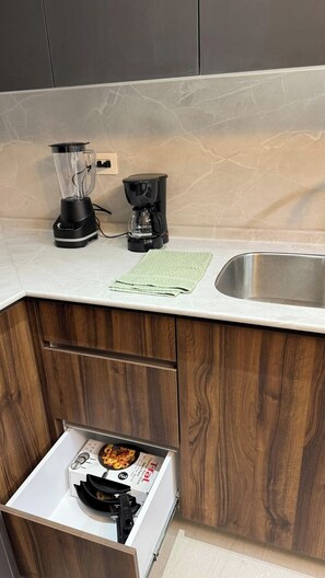 Kylskåp, mikrovågsugn, ugn och spishäll