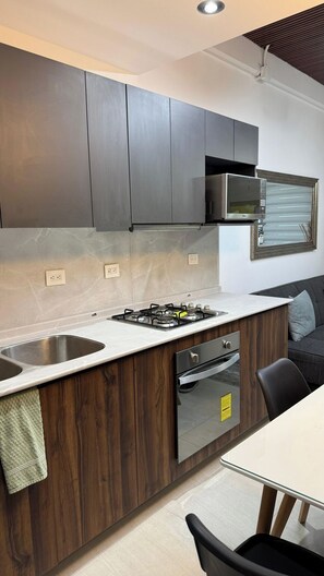 Kylskåp, mikrovågsugn, ugn och spishäll