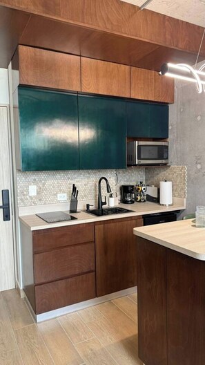 Kylskåp, mikrovågsugn och kaffe- och tebryggare