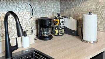 Kylskåp, mikrovågsugn och kaffe- och tebryggare