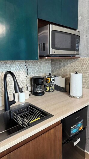 冷蔵庫、電子レンジ、コーヒー / ティーメーカー