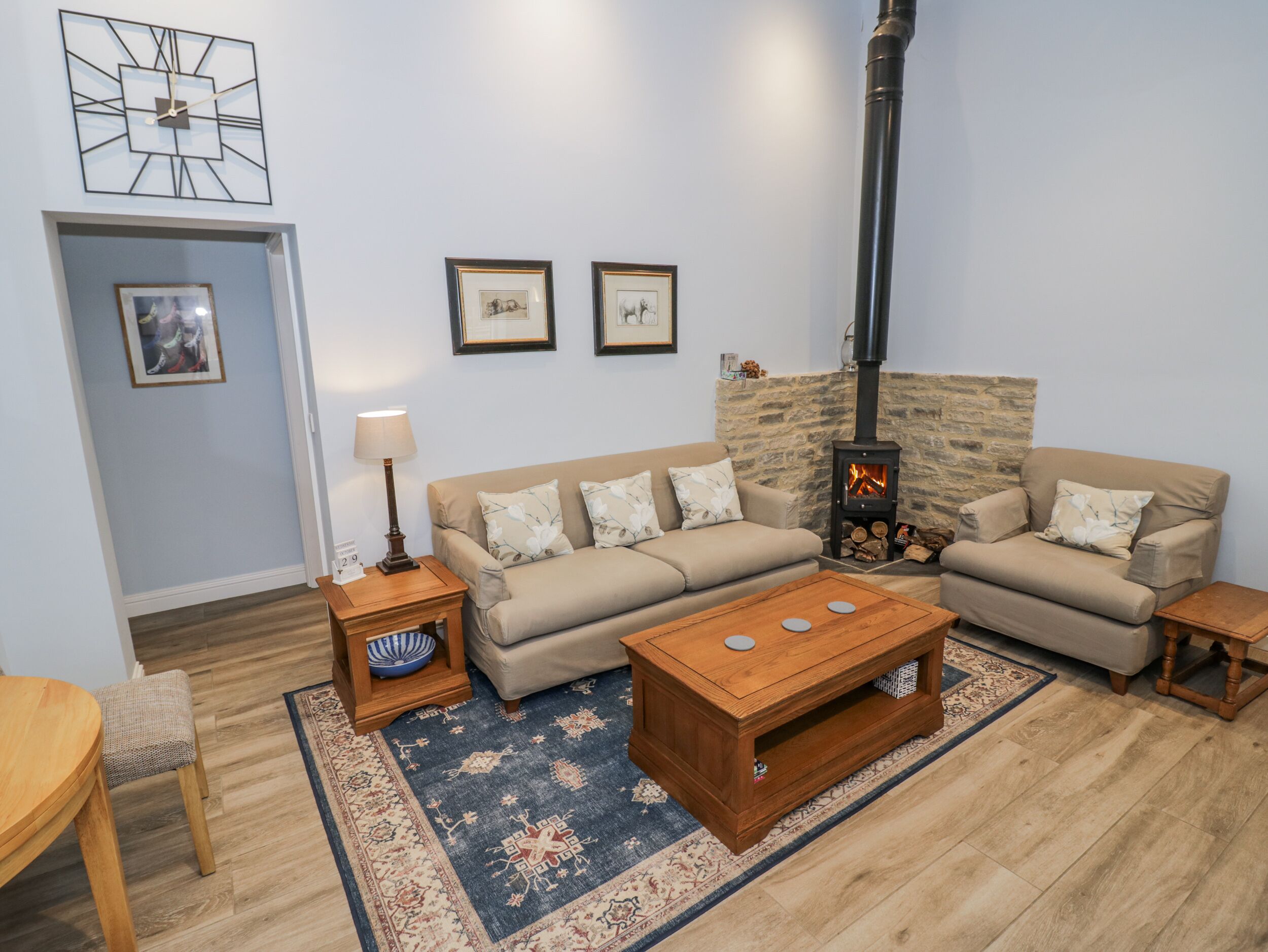 Ein gemütliches Wohnzimmer mit Sofa, Couchtisch, Teppich und Kamin.