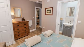 2 dormitoris, decoració individual i mobiliari individual