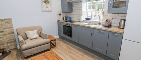 Lave-vaisselle, batterie de cuisine, vaisselle et ustensiles