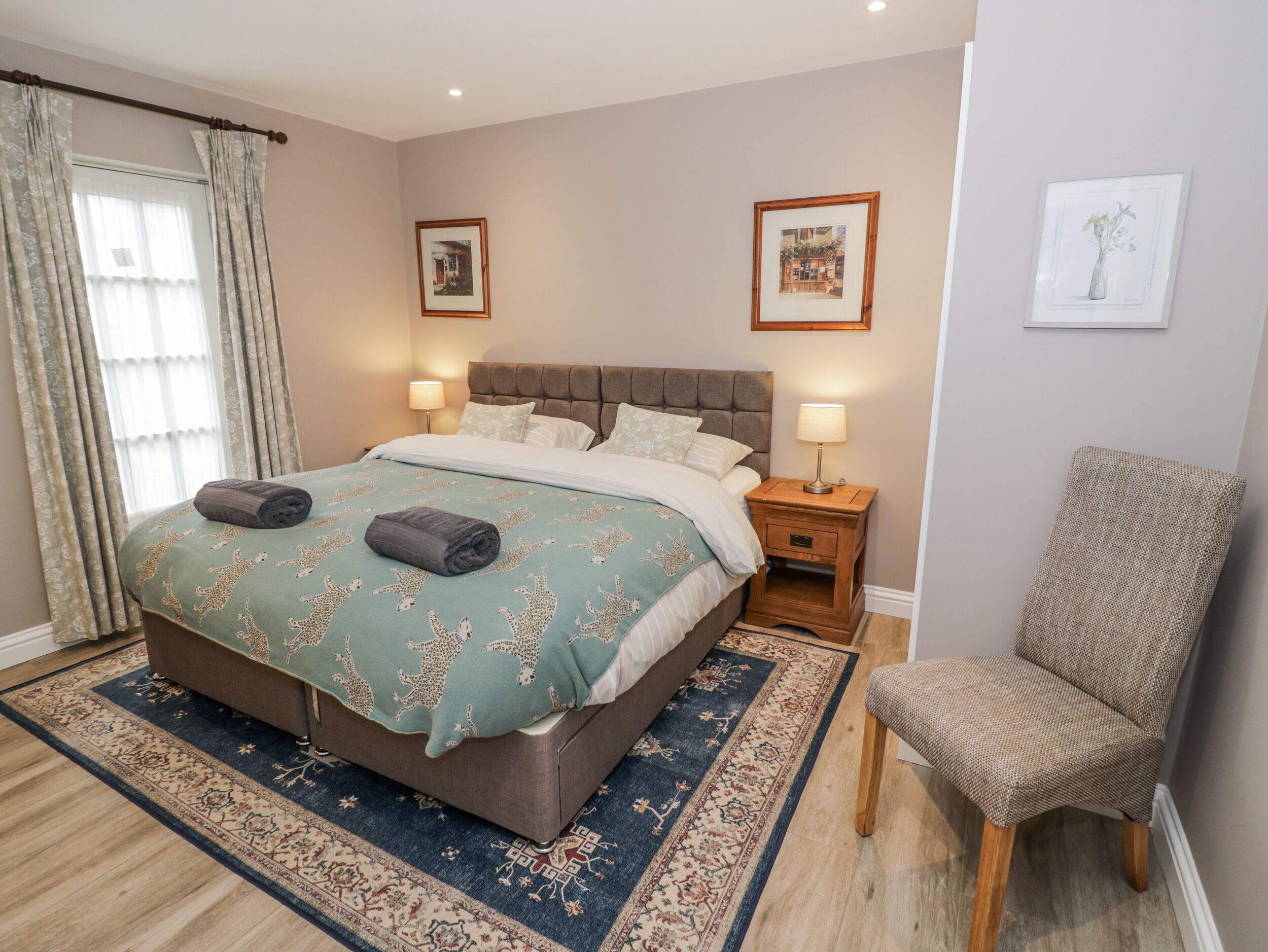 2 عدّة غرف نوم وبديكورات فريدة لكل غرفة وطراز فريد لكل وحدة