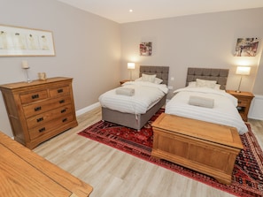 2 Schlafzimmer, individuell dekoriert, individuell eingerichtet