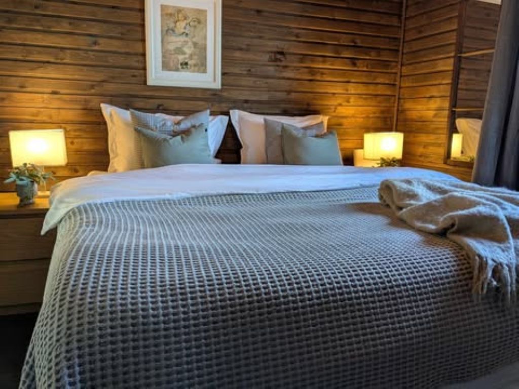 Strykejern/-brett, internettilgang og sengetøy