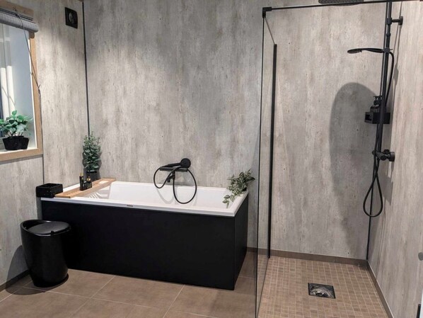 Dusche, Haartrockner, Handtücher, Seife