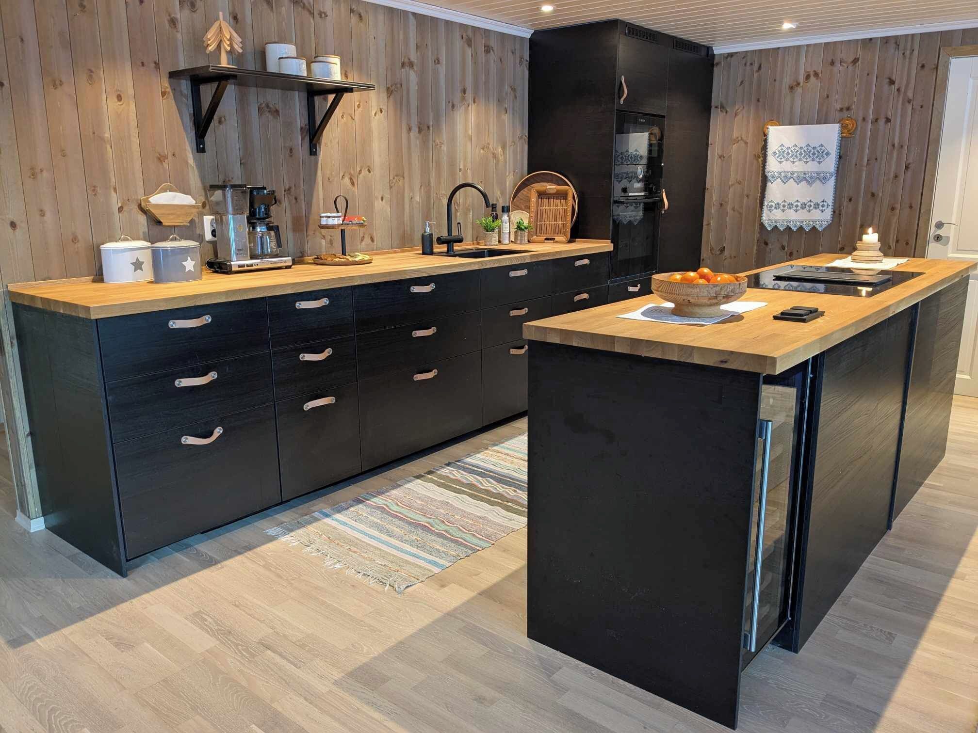 Mikrobølgeovn, ovn, kokeplater og oppvaskmaskin