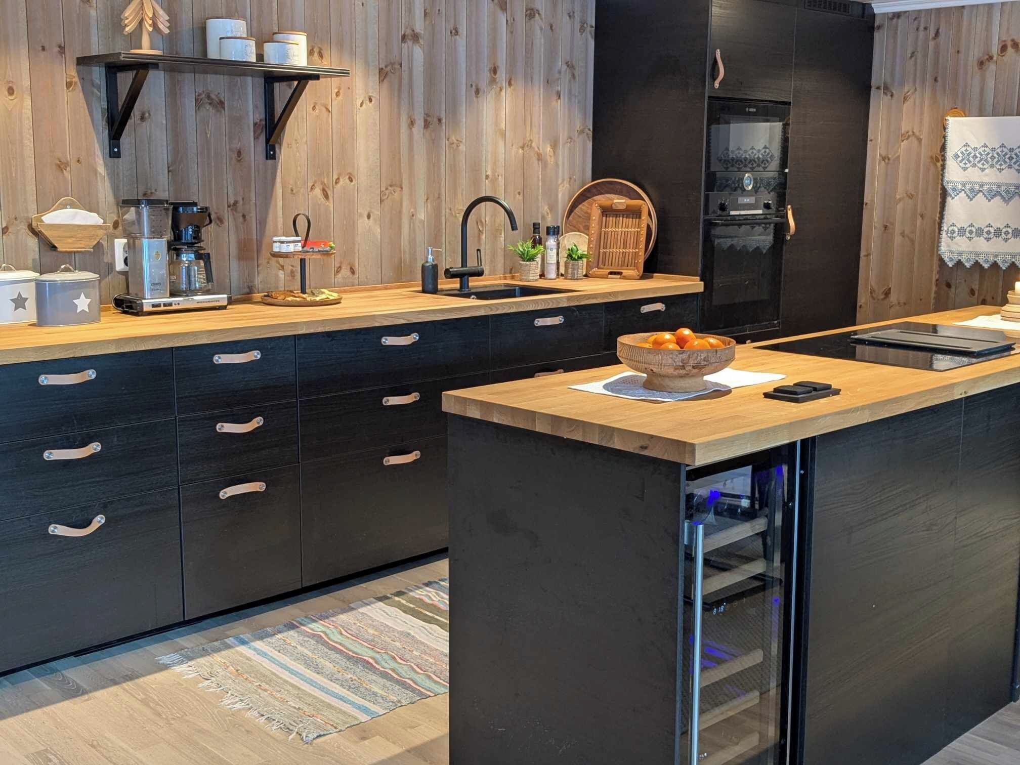 Mikrobølgeovn, ovn, kokeplater og oppvaskmaskin