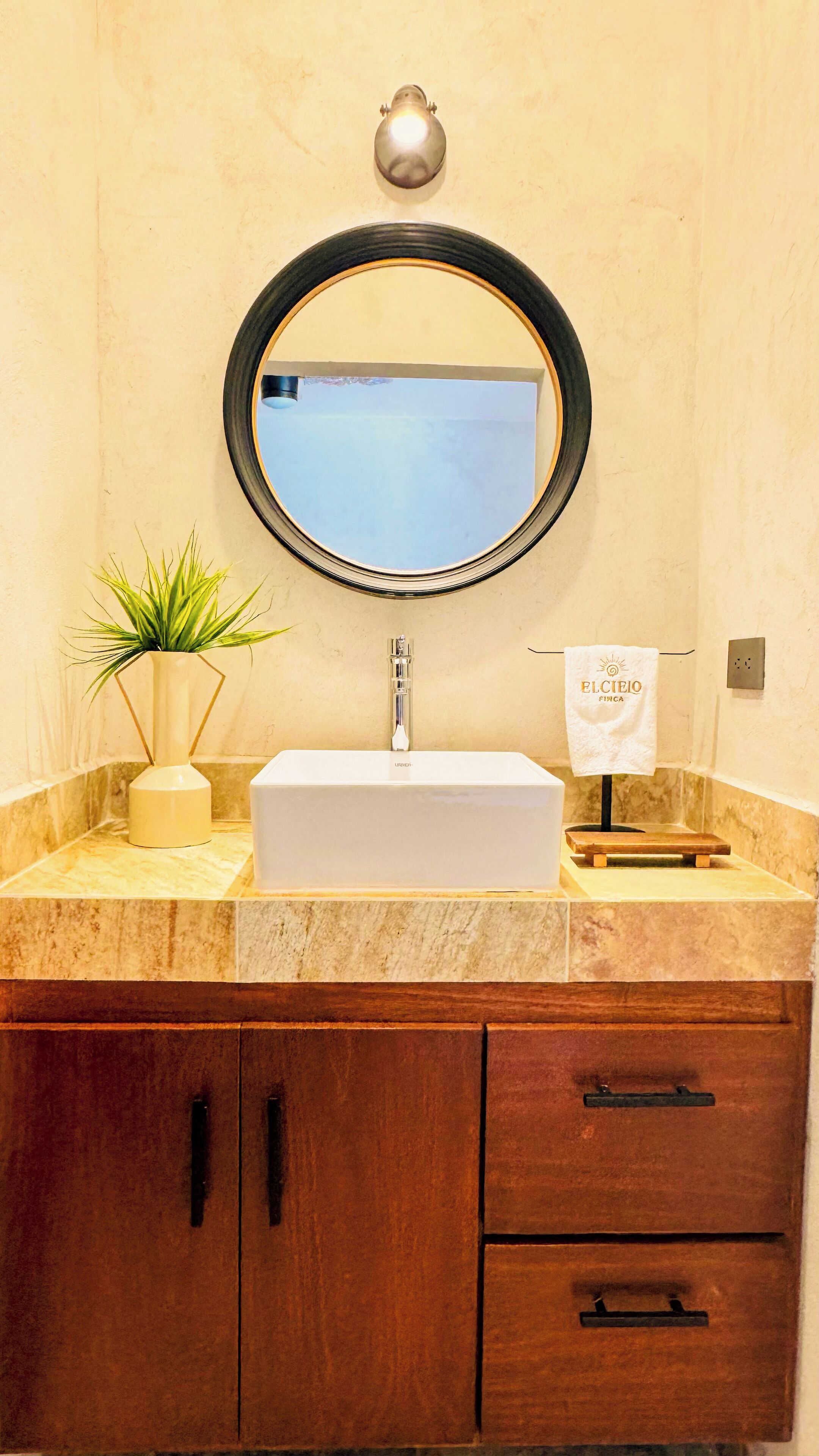 Bồn tắm, khăn tắm, xà phòng, dầu gội 