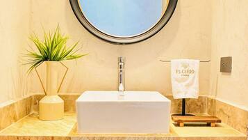 Bathtub, towels, soap, shampoo