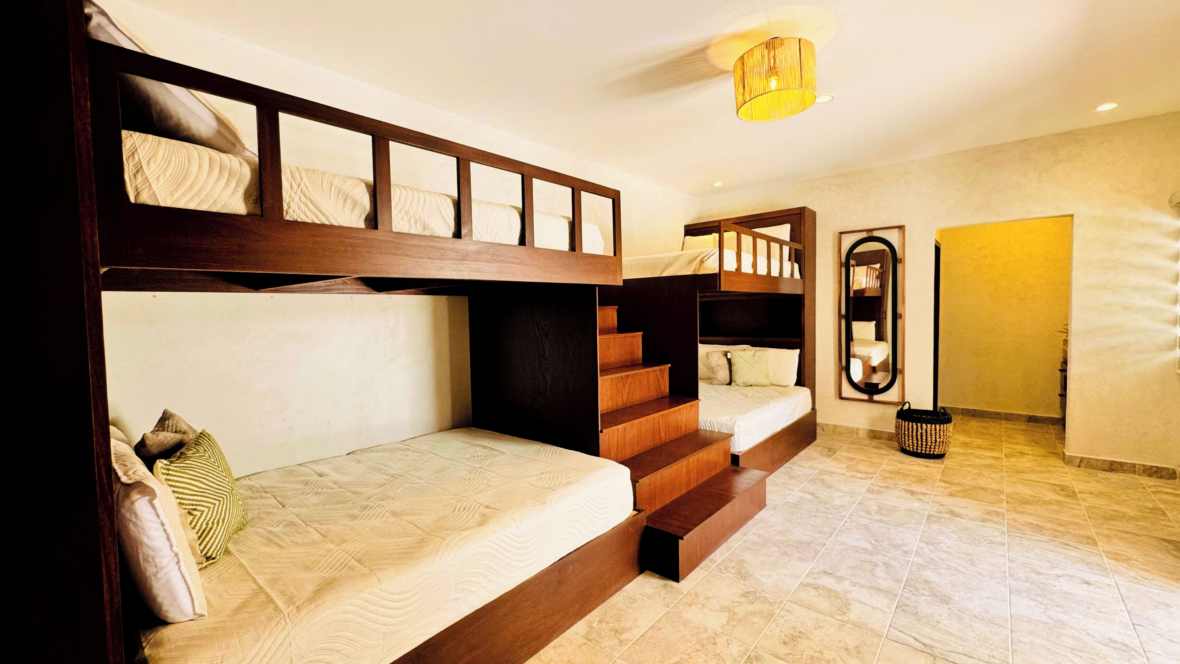 Neljän hengen perushuone | Työpöytä, ilmainen Wi-Fi