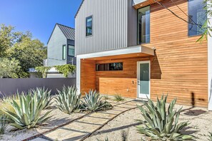 Exterior detail - Spacious 5-bedroom I DT Austin I Walk to Restaurants & Shops (Austin)