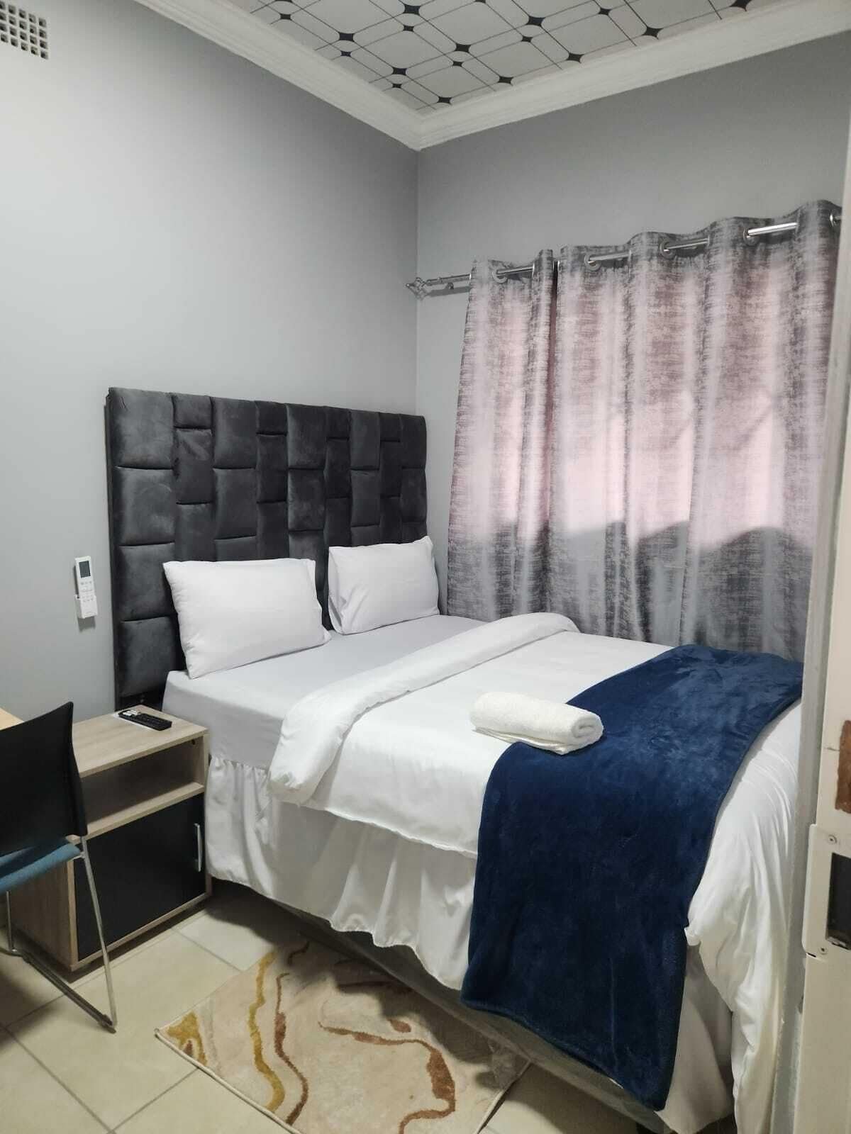 Habitación económica | Espacio para trabajar con laptop y wifi gratis 