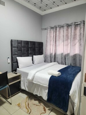 Økonomirom | Skrivebord for bærbar PC og wi-fi (inkludert)