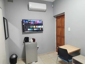 Economy Room | Living area - Ogans Guest Villa 21 Elizabeth avanue (Johannesburg South)