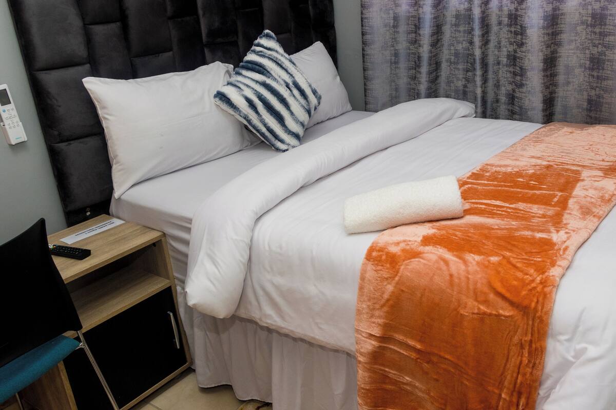 Family Room | Laptop workspace, free WiFi