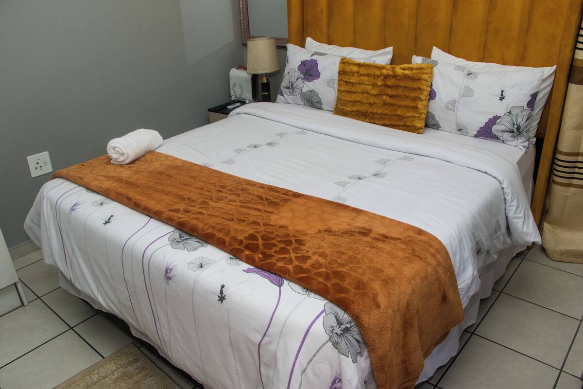 Deluxe Room, 1 Double Bed, Accessible Bathtub, Non Smoking | Laptop workspace, free WiFi