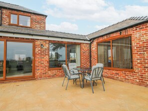 Cottage | Outdoor dining - Garden Cottage (Ellesmere)