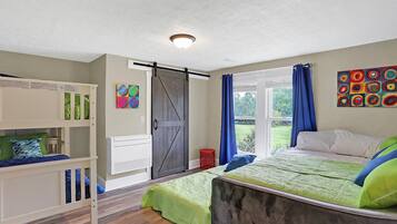 4 habitaciones, tabla de planchar con plancha y cuna de viaje