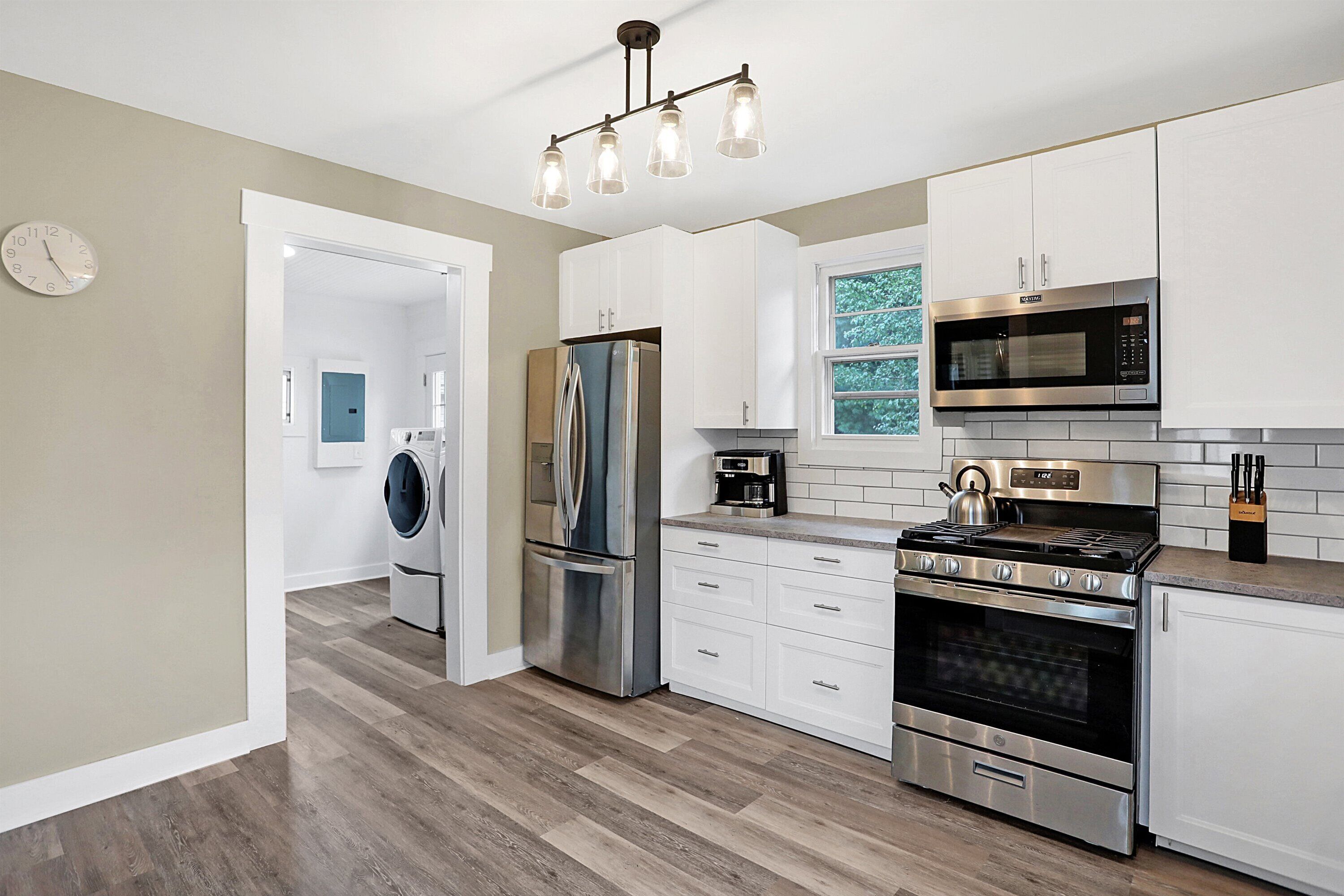 Een microgolfoven, een oven, een kookplaat, een vaatwasser