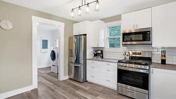 Microondas, horno, placa de cocina, lavavajillas