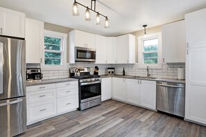 Mikrobølgeovn, ovn, kokeplater og oppvaskmaskin