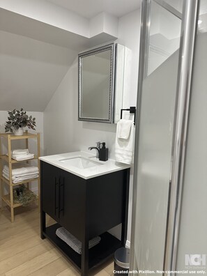 Secadora de cabello, toallas, jabón, papel de baño 