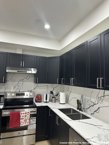 Modern 3-Bedroom Apartment in Luxury Home in Downtown Richmond Hill