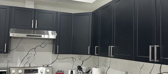 Modern 3-Bedroom Apartment in Luxury Home in Downtown Richmond Hill