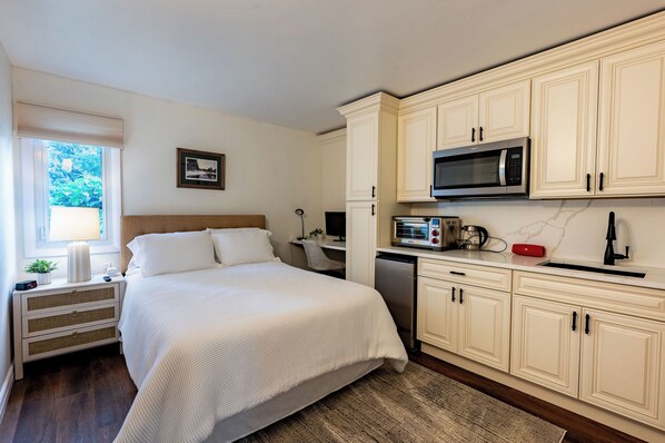 Een strijkplank/strijkijzer, wifi, beddengoed