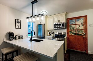 Een microgolfoven, een oven, een kookplaat, een vaatwasser