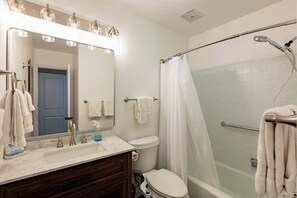 Een haardroger, een bidet, handdoeken, zeep