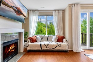 TV, fireplace - Modern Issaquah 3BR Townhome Near Trails (Issaquah)