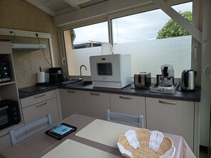 Fridge, microwave, oven, stovetop - Renovated studio with private terrace - Bright veranda - Port-des-Barques (Port-des-Barques)