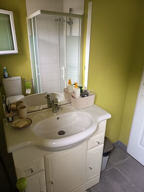 Towels, soap, toilet paper - Renovated studio with private terrace - Bright veranda - Port-des-Barques (Port-des-Barques)