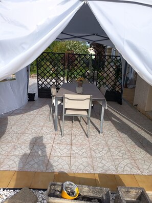 Outdoor dining - Renovated studio with private terrace - Bright veranda - Port-des-Barques (Port-des-Barques)