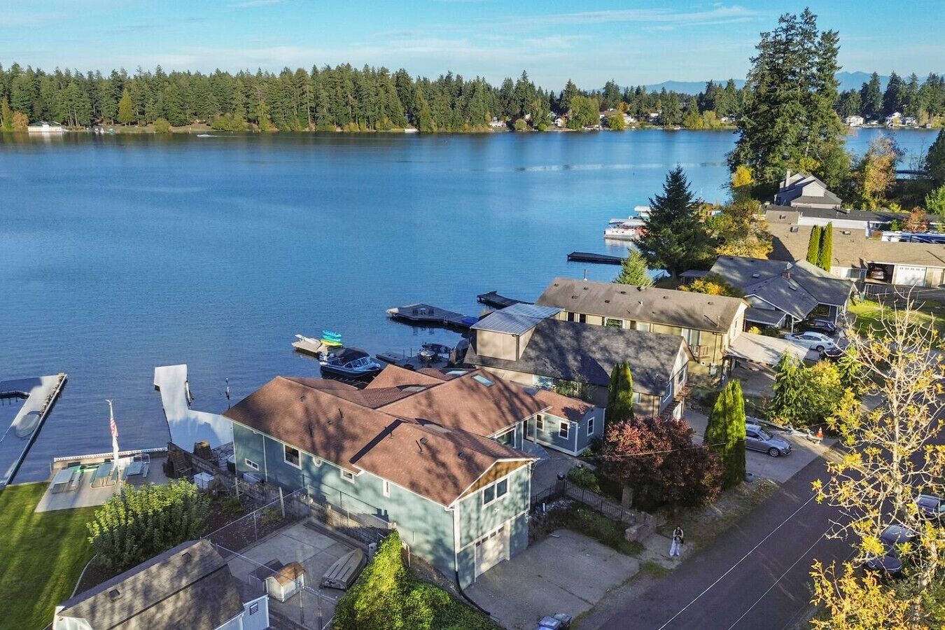 Una zona residenziale con case, un molo e un lago.