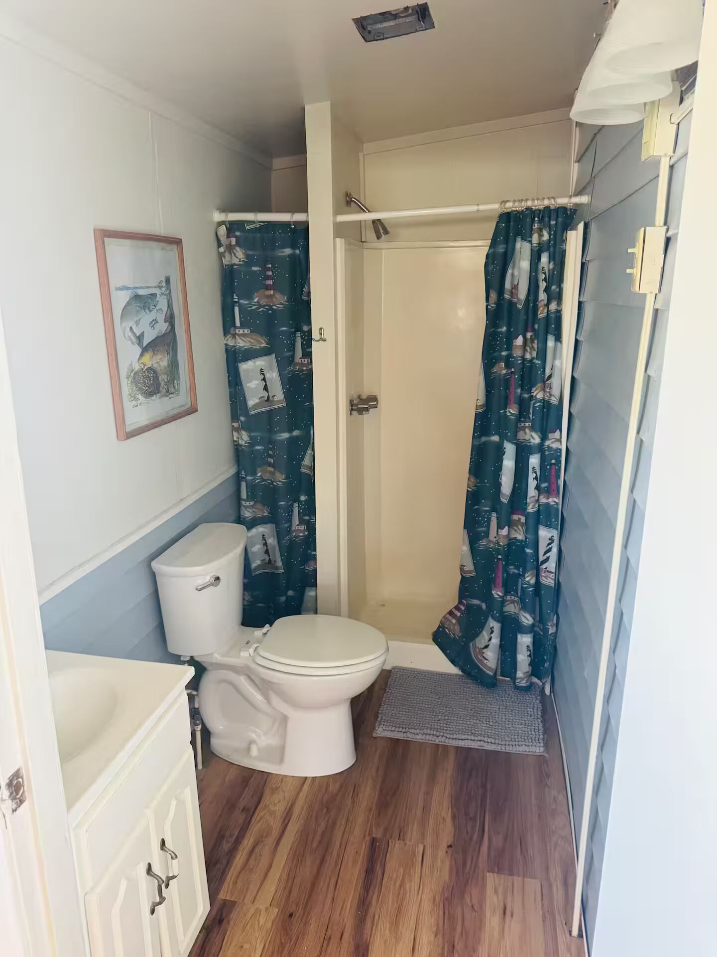 Suihku, hiustenkuivaaja, pyyhkeet, saippua