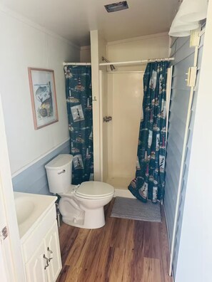 Suihku, hiustenkuivaaja, pyyhkeet, saippua