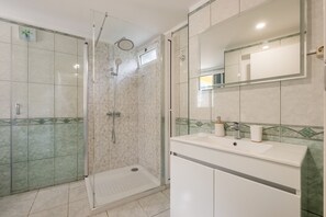 Dusche, Haartrockner, Bidet, Handtücher