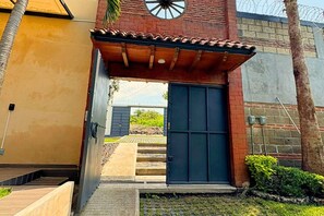 Exterior - Spectacular house: barbecue, pool, garden and games. (Revolución XXI)