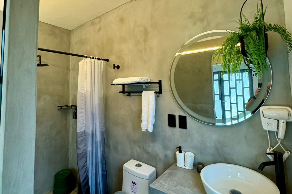 Haartrockner, Handtücher, Seife, Toilettenpapier